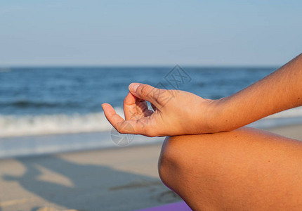 女人在沙滩上练瑜伽和冥想图片