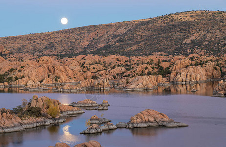 满月升起在风景秀丽的亚利桑那州沃森湖普雷斯科特湖上高清图片