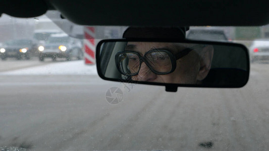 老人戴眼镜驾驶汽车图片