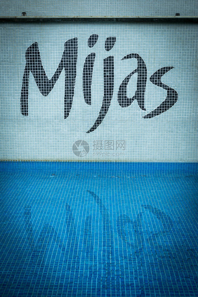 Mijas在城市街道路面铺图片