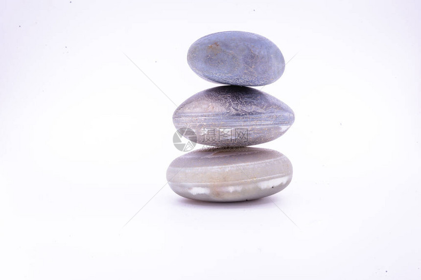 白色背景孤立的石块按摩用石块和zen生活方式图片
