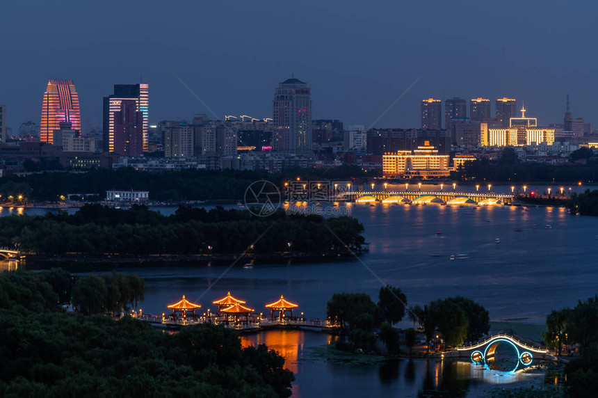 常春南湖公园夜景图片