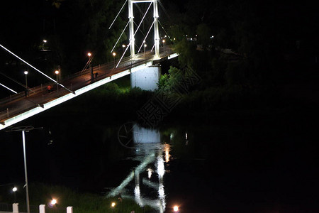 晚上在河上过桥灯光照亮河中桥的图片
