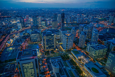 横滨地标塔的夜景图片