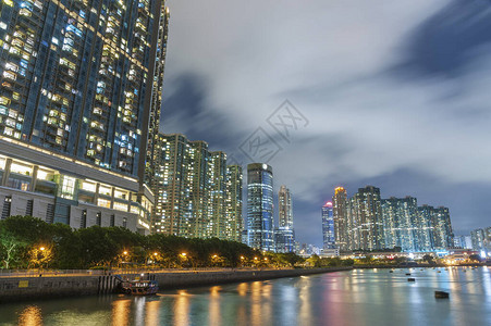 夜晚的香港城市海滨住宅楼图片