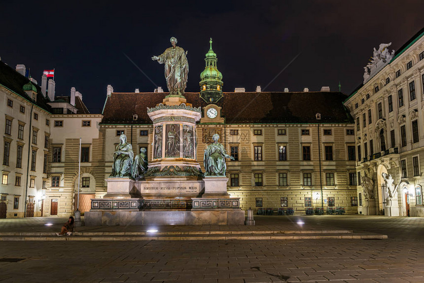 弗朗茨一世皇帝的神像在维也纳霍夫堡城广图片