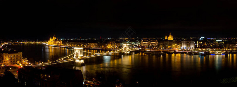 匈牙利首都欧洲城市布达佩斯布达佩斯的景象在晚上多瑙河旁照亮校图片