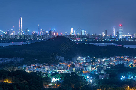 深圳市中心天际线与香港乡村夜景图片