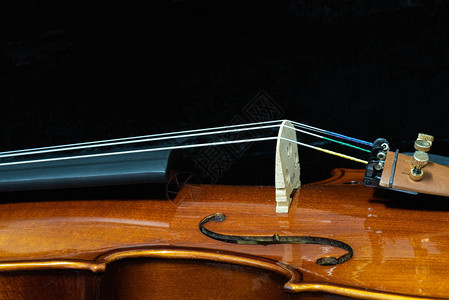 深色背景中木制小提琴的特写背景图片