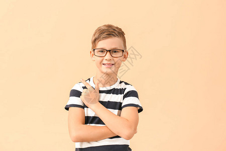 可爱的小男孩用眼镜指着一些颜图片