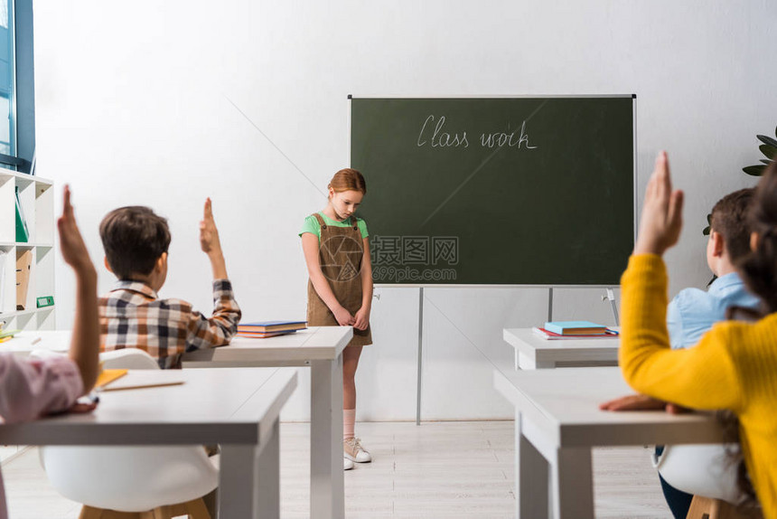 学生有选择焦点在黑板旁边站着写着班级工作信件图片