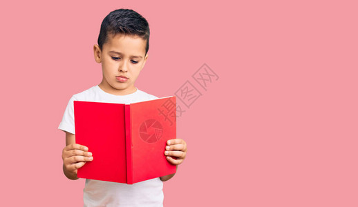 小可爱男孩读一本书的思考态度和清醒的表达方式看图片