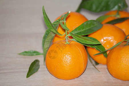 木桌上的橙子图片