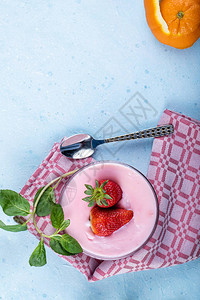碗布丁加草莓芳香上边有水果配着图片