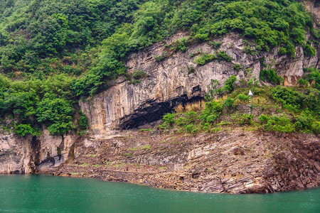棕色岩石悬崖上的大洞穴图片