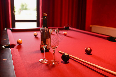 台球桌上的香槟瓶图片