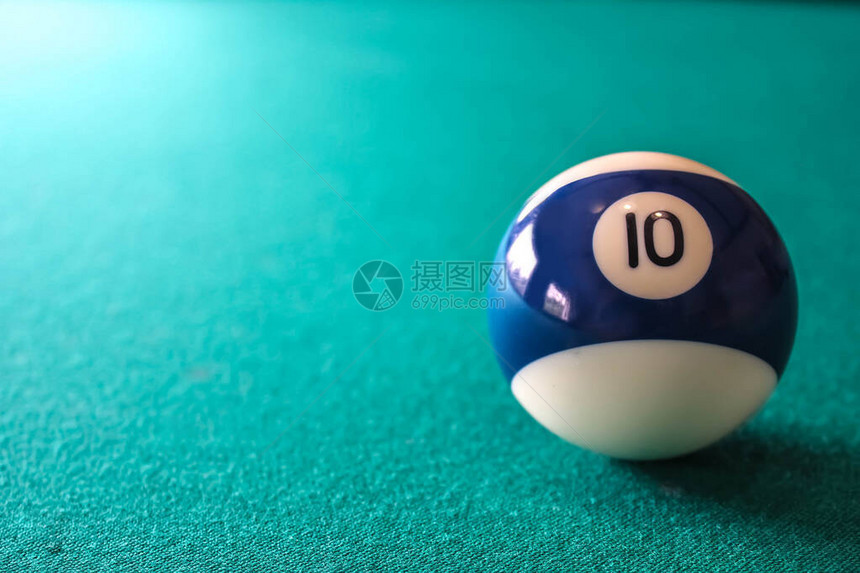 彩色蓝和白色烟囱球10号在绿桌背景上图片