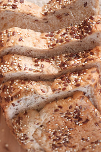 整片谷物面包和燕麦片被切图片