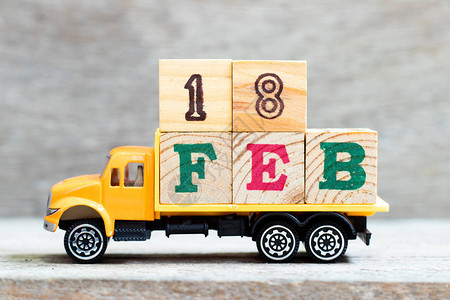 卡车在木材背景上持有18efeb字的母块图片