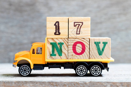 卡车在木材背景上持有17nov字写为17nov的字母块设想日期为1图片