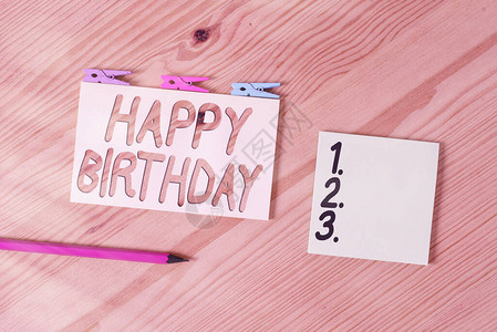 概念手写显示生日快乐概念意义用礼物庆祝一个人的生日彩色皱纸木图片