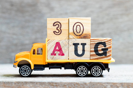 卡车在木材背景上持有30aug字的母块日期为背景