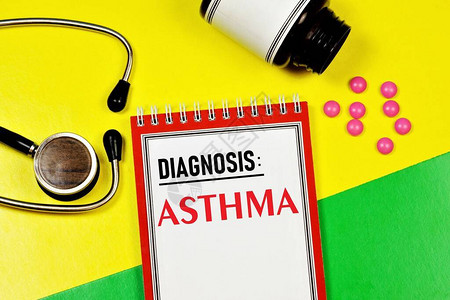 在医疗文件夹中登记在表格上的Asthmatext图片
