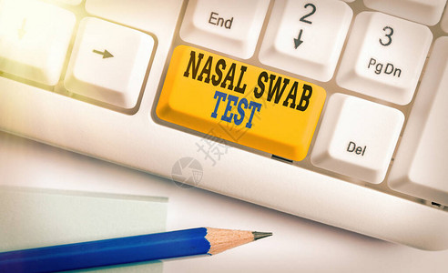NasalSwab测试手写文本概念照片通过鼻腔分泌白纸键盘图片