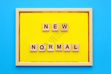 蓝色背景的木框中新的普通字母表顶图片
