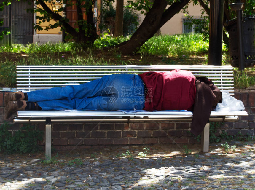 男人睡在意大利波洛尼亚图片