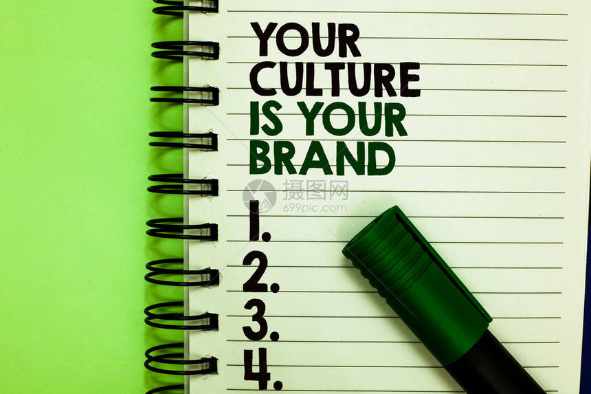 手写文本你的文化就是你的品牌概念意义知识经验是一张演示卡写在记事本上的字母和数字放在绿图片