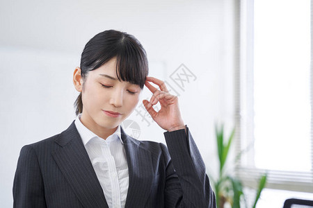 一名日本女商人在办公室顶着头图片