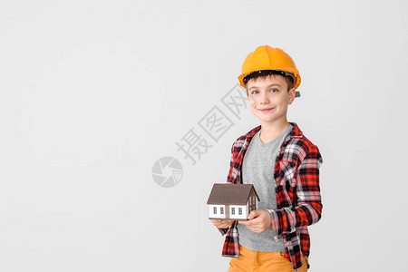 浅色背景中可爱的小建筑师背景图片