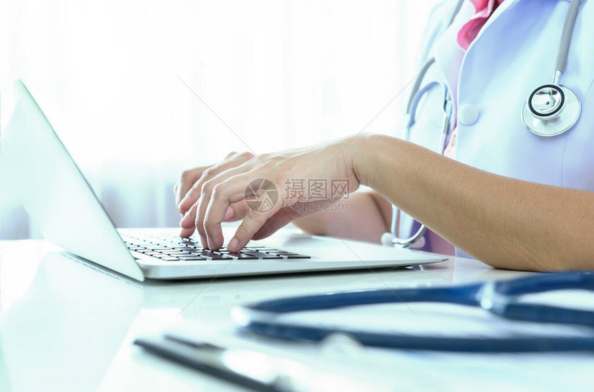 使用笔记本电脑与病人接触的医生技术通信概念医疗在线网络图片