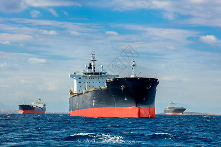 平静日港口附近海域国际集装箱货轮的物流运输货运航运背景图片