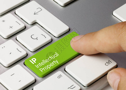 在金属键盘的绿键上写入IP知识产权背景图片