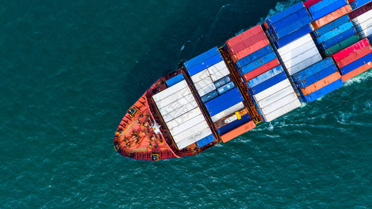 鸟瞰货运集装箱船运载集装箱高清图片