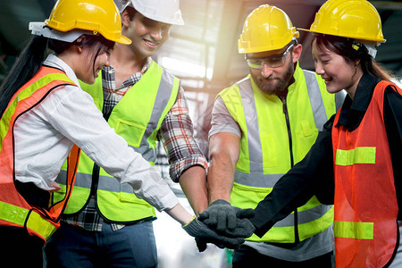 工业程师工人团队在制造厂工业厂携手合作图片