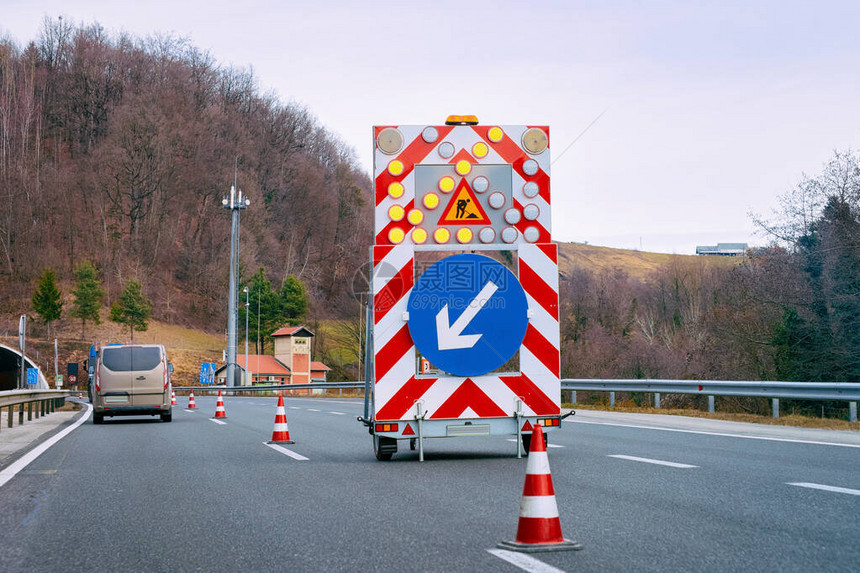 左下箭头在高速公路上反射方向路标道路工程服务信号图片
