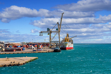 阿鲁巴海岸的货运航业务A图片