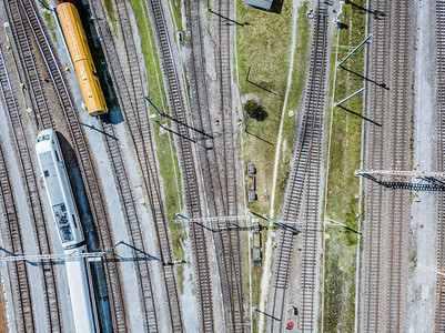 大型铁路轨道田地的空中观察图片