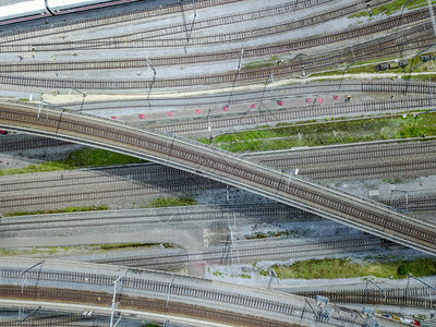 大型铁路轨道地区货运火车厢的空中观察图片