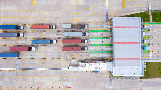 鸟瞰大型集装箱卡车通过工业港口的主入口门进图片