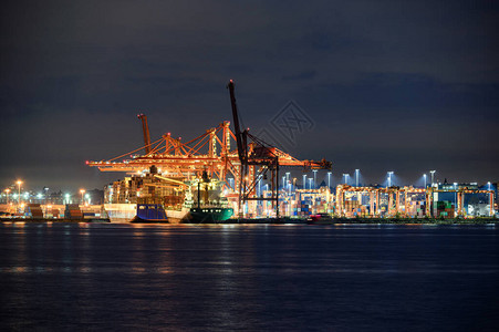 温哥华港口集装箱货物照明和龙门起重图片