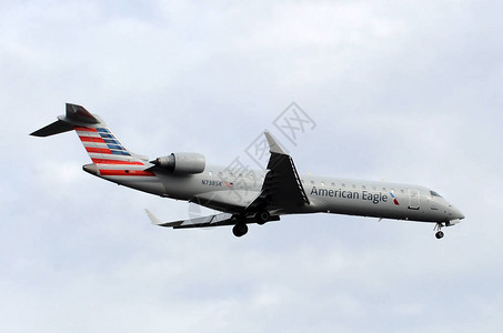 美国航空公司的飞机降落在亚利桑那州凤凰城的天港机场背景