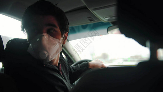 年轻男子没有驾驶保护面罩的司机经验不足图片