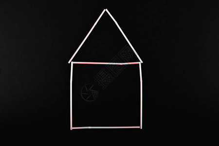 塑料房子房子的塑料模型在黑色背景上图片