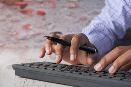 关闭在键盘上打字的人手图片