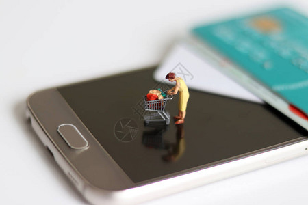 手机信用卡上的微距小人图片