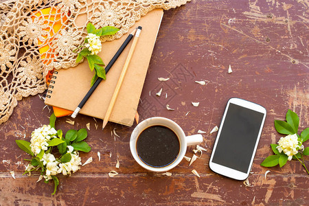 笔记本手机热咖啡针织纱和白花茉莉的生活方式放松夏季布置图片